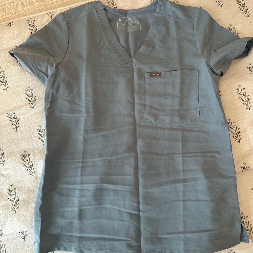 Figs Men's Slate V-Neck Tee